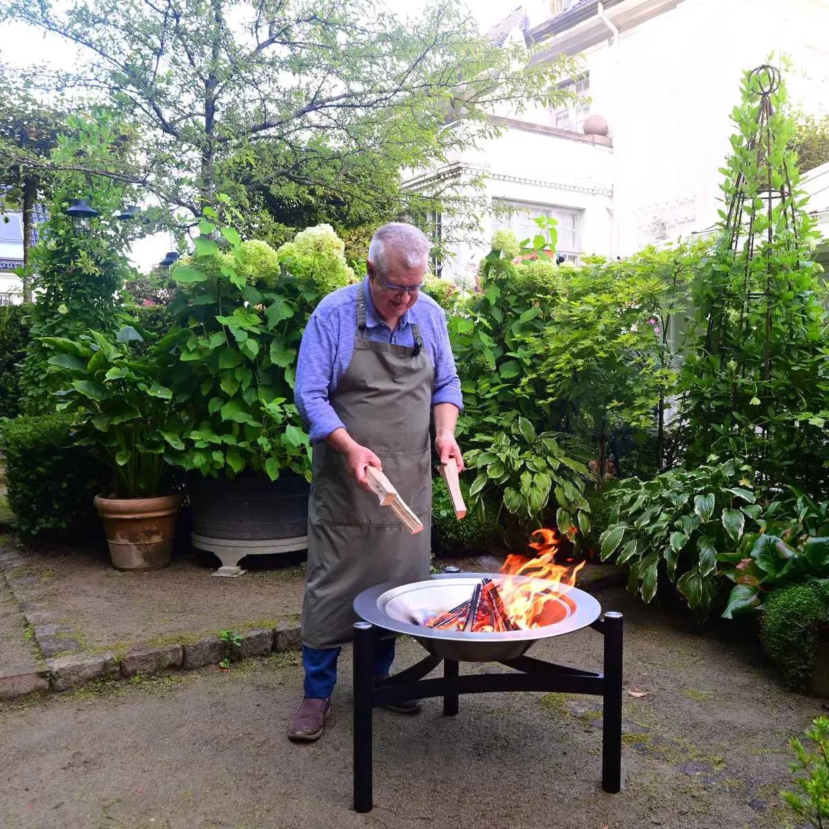Grill with three legs